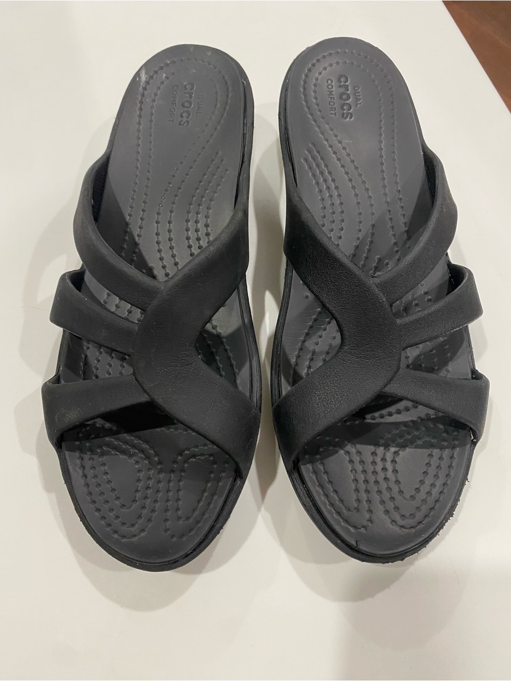 CROCS Women’s Black Cross-Strap Dual-Comfort Slide Sandals
